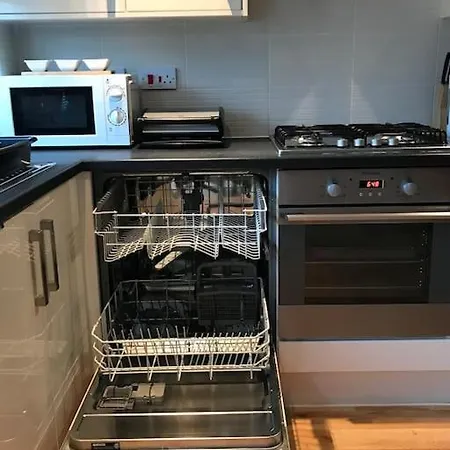 Cosy House Near City Centre And Football Stadium-2